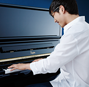Junger Mann spielt am Klavier