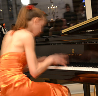 Das Steinway-Haus Frankfurt gratuliert allen Preisträgern. Junge Pianistin spielt am Flügel