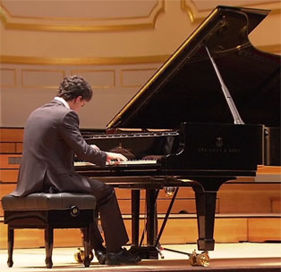 Junger Pianist am Steinway Flügel