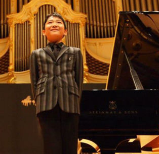 Klavierspiel-Wettbewerb 2017 bei Steinway & Sons München Das Finale findet in der Hamburger Laeiszhalle am 28. Oktober statt