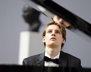 Maximilian Schairer spielt beim Lunchkonzert bei Steinway & Sons Lunchkonzert bei Steinway & Sons Stuttgart