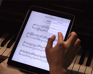 Der G. Henle Verlag präsentiert die neue "Henle Library App" und die Notenserie "Am Klavier" Klaviertastatur eines Steinway Flügels