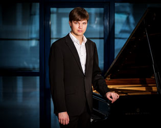 Alexander Sonderegger spielt am Steinway Flügel in Stuttgart Alexander Sonderegger spielt im Juli 2017 bei Steinway & Sons
