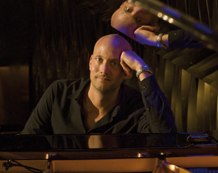Steinway Jazz Lounge im April 2017 in Stuttgart Olaf Polziehn am Steinway Flügel in Stuttgart