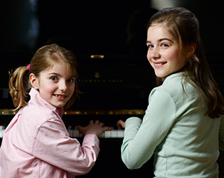 Vorbereitunskonzert für die Teilnehmer von „JUGEND MUSIZIERT“ 2017 Zwei Mädchen am Steinway Flügel