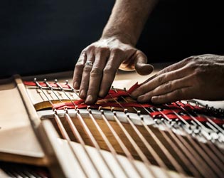 Piano Saitenwechsel in Stuttgart WIE ENTSTEHT DER STEINWAY KLANG?