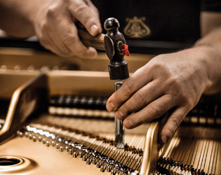 Saitenwechsel in der Steinway Werkstatt Erfahrungen von unserem Konzertstimmer