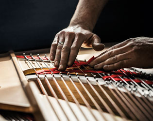 Saitenwechsel bei Steinway & Sons Stuttgart EINFÜHRUNG IN DEN KLAVIERBAU