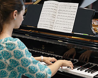 Olga Scheps ist Juror des diesjährigen Steinway Förderpreis Klassik Wettbewerbskonzert bei Steinway & Sons in Stuttgart