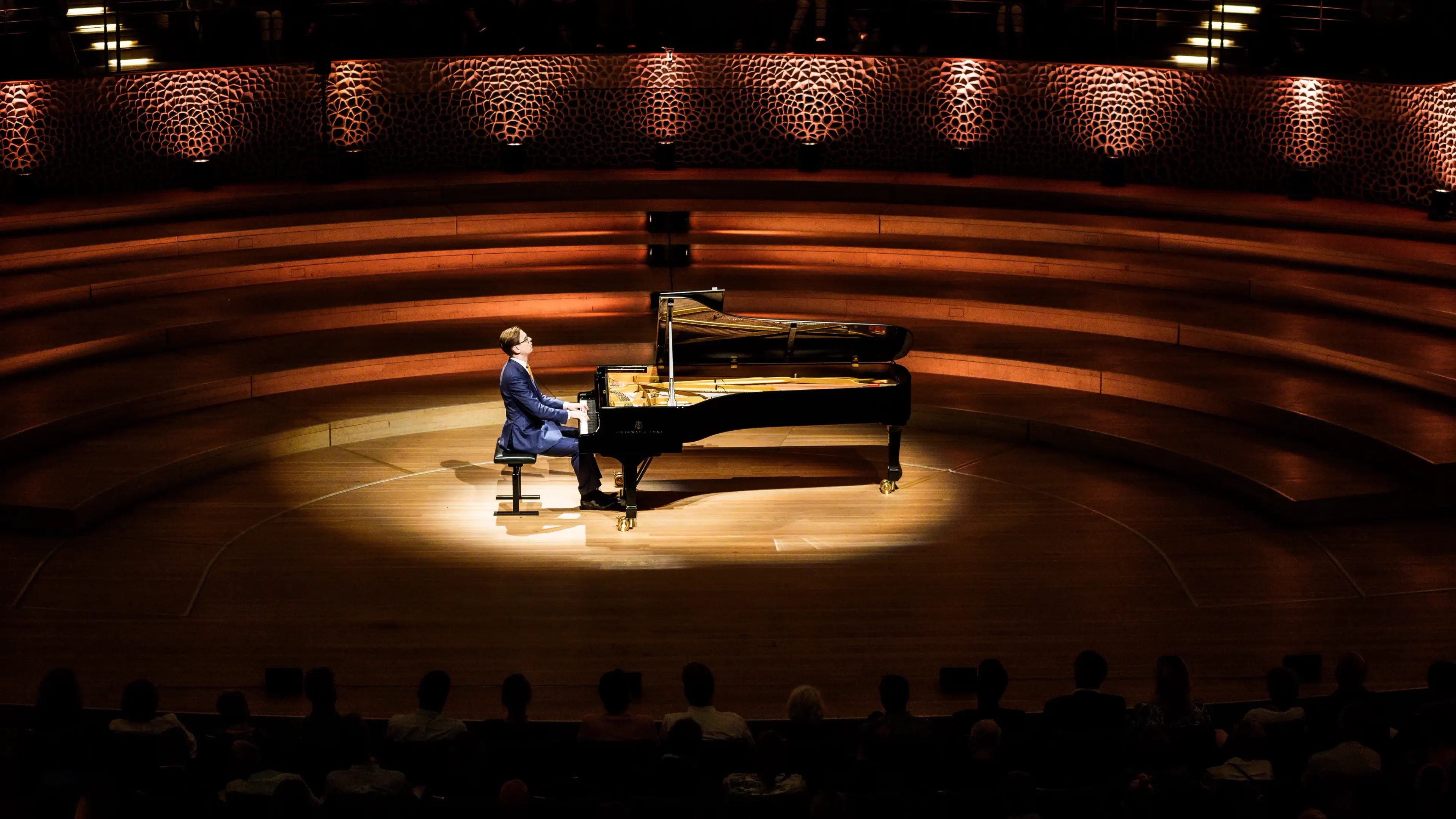 Steinway Artist Víkingur Ólafsson on the D-274 concert grand at the Elbphilharmonie