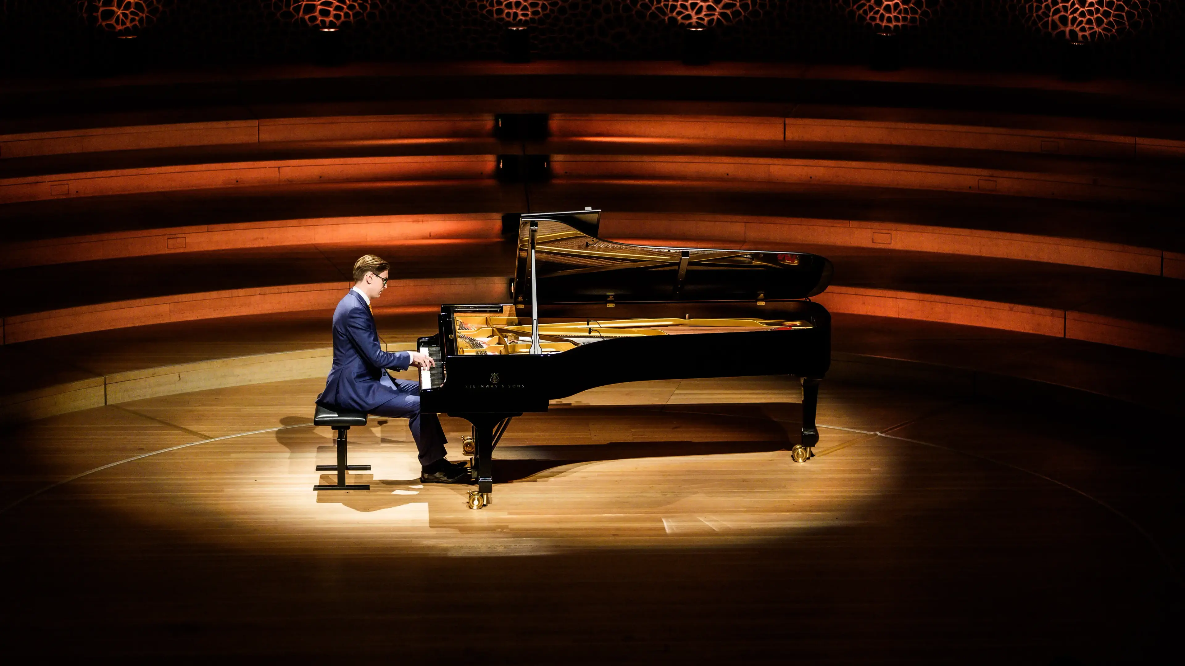 Víkingur Ólafsson beim Live-Spiriocast in der Elbphilharmonie