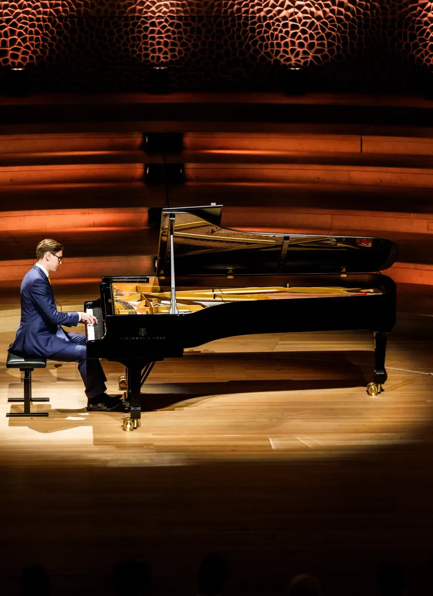Víkingur Ólafsson beim Live-Spiriocast in der Elbphilharmonie
