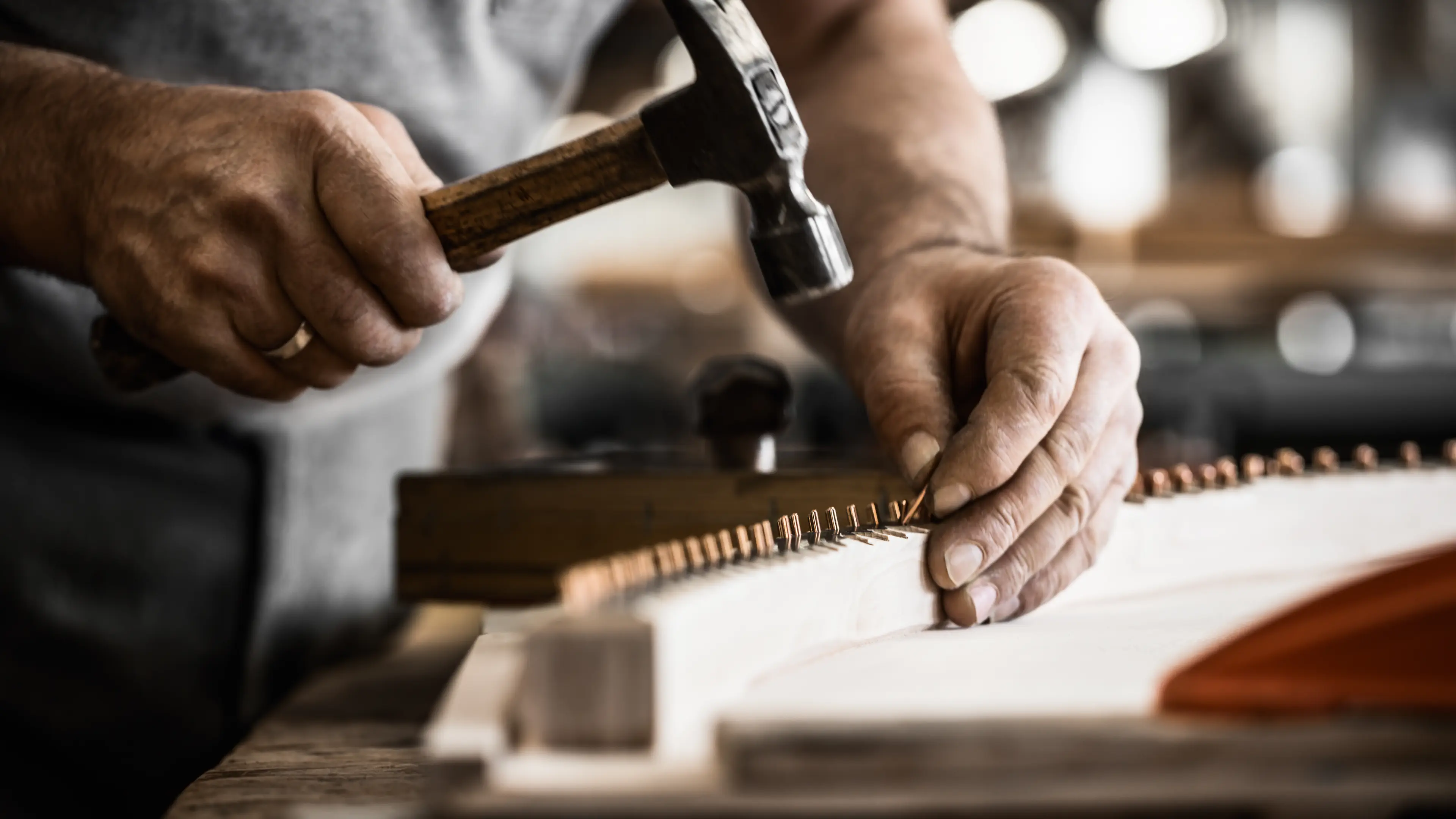 Handarbeit mit Hammer beim Steinway Flügelbau.
