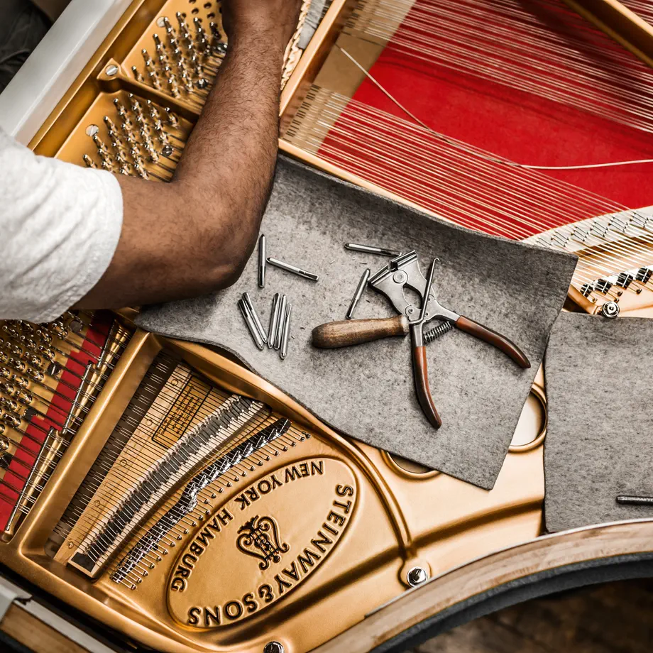 Steinway Handwerkskunst für die besten Pianos der Welt.