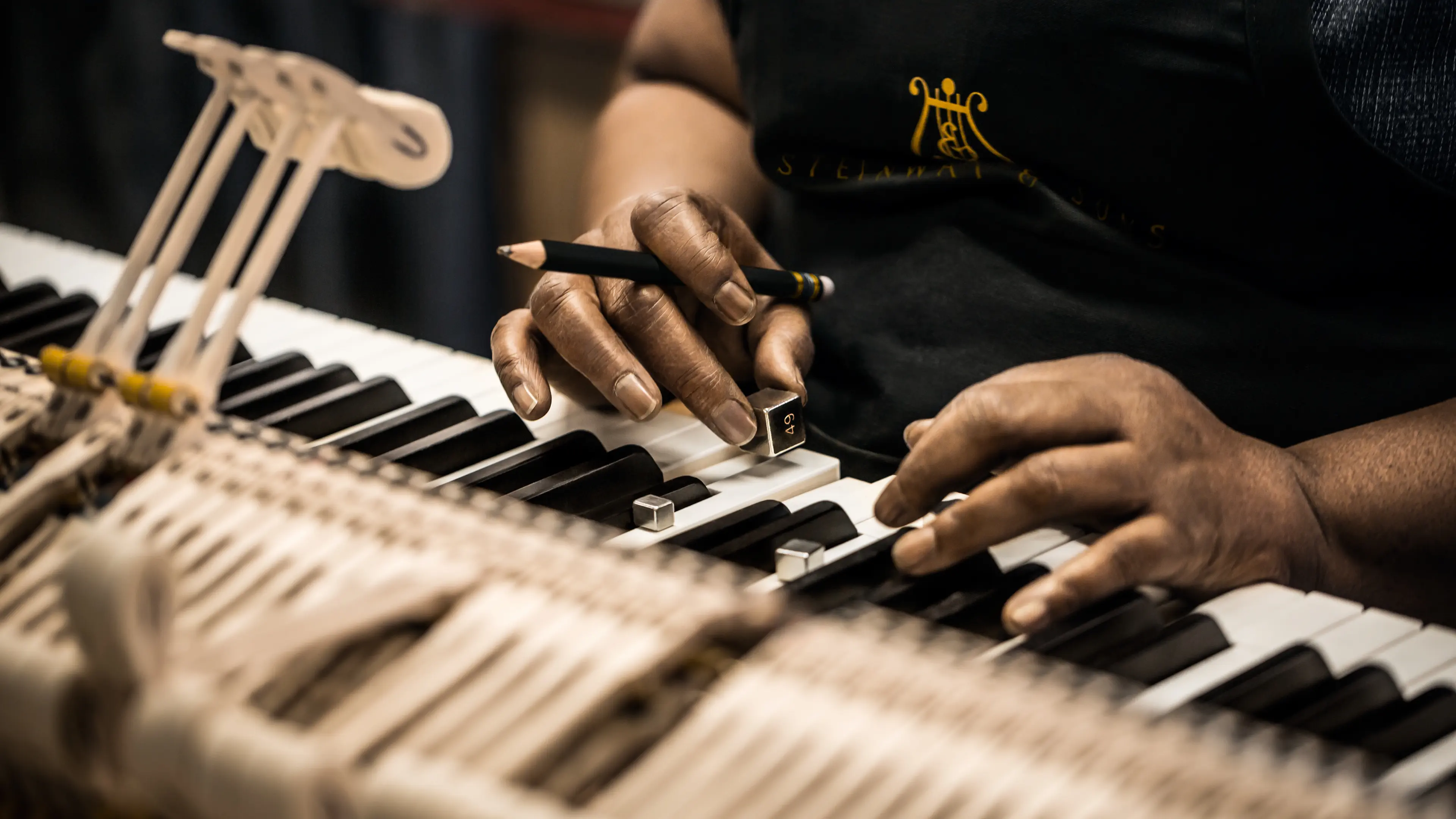 Tastengewichte ermitteln in der Steinway Manufaktur.