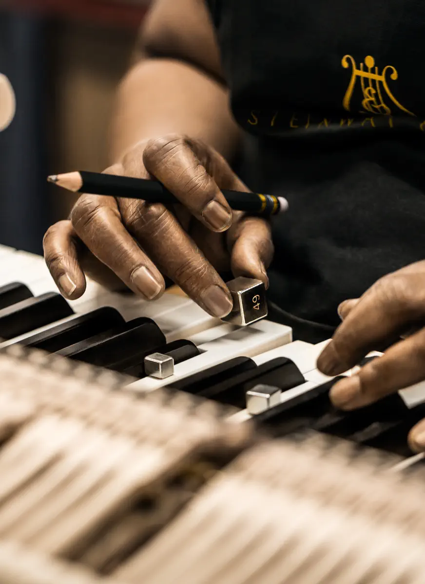 Tastengewichte ermitteln in der Steinway Manufaktur.