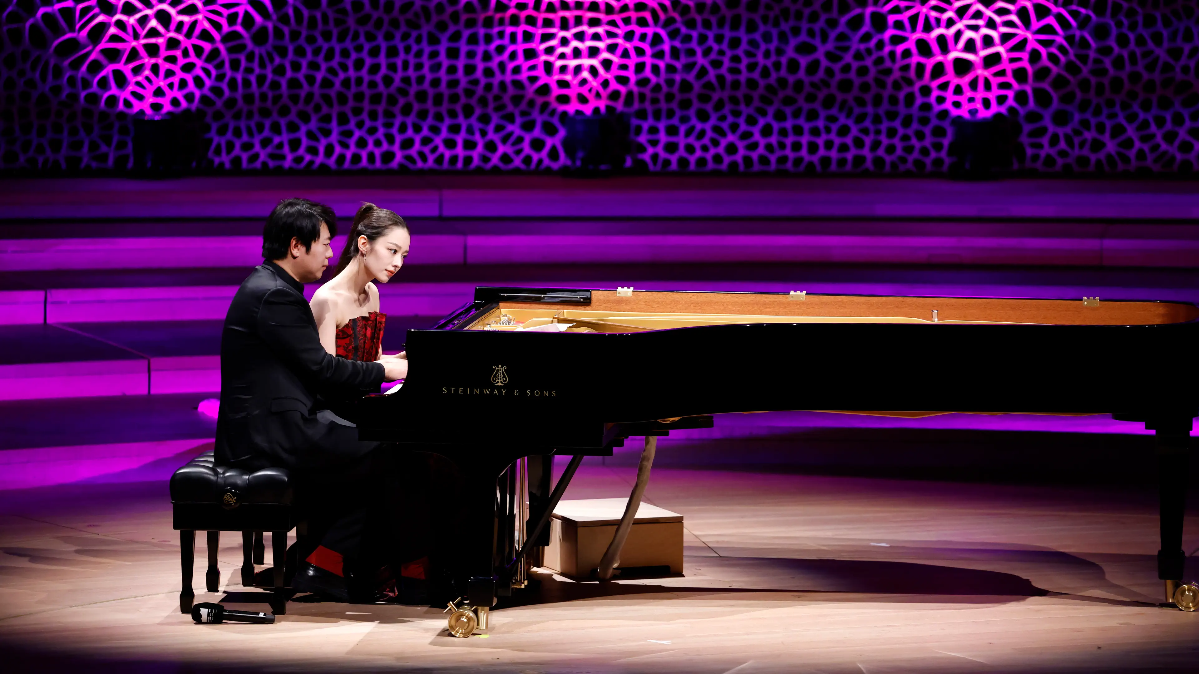 Lang Lang and Gina Alice Redlinger at the Steinway D-274 grand piano in the Elbphilharmonie