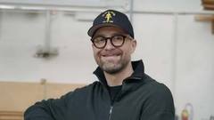 Mark Forster wählt sein Steinway Klavier aus.